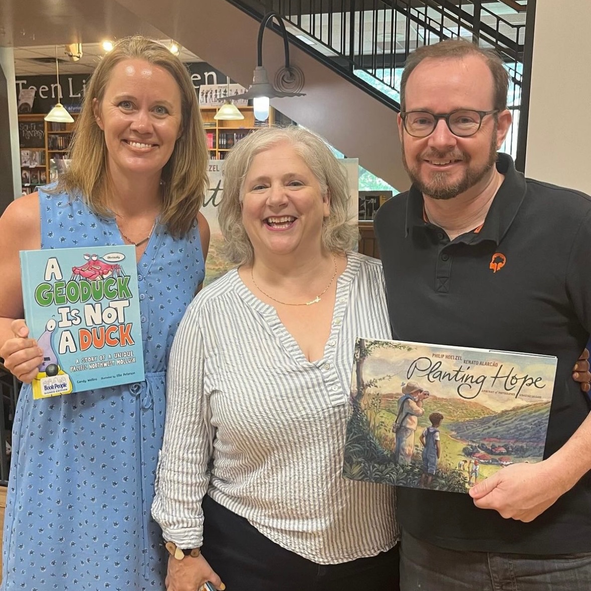 Candy Wellins & Philip Hoelzel started their author journey studying with @thebookingbiz & @BethanyHegedus. They celebrated a joint book launch last Friday! 🎉 Our next PB II class with Carmen Oliver starts April 17! Register at: thewritingbarn.com/class/perfecti… #AmWriting #Kidlit