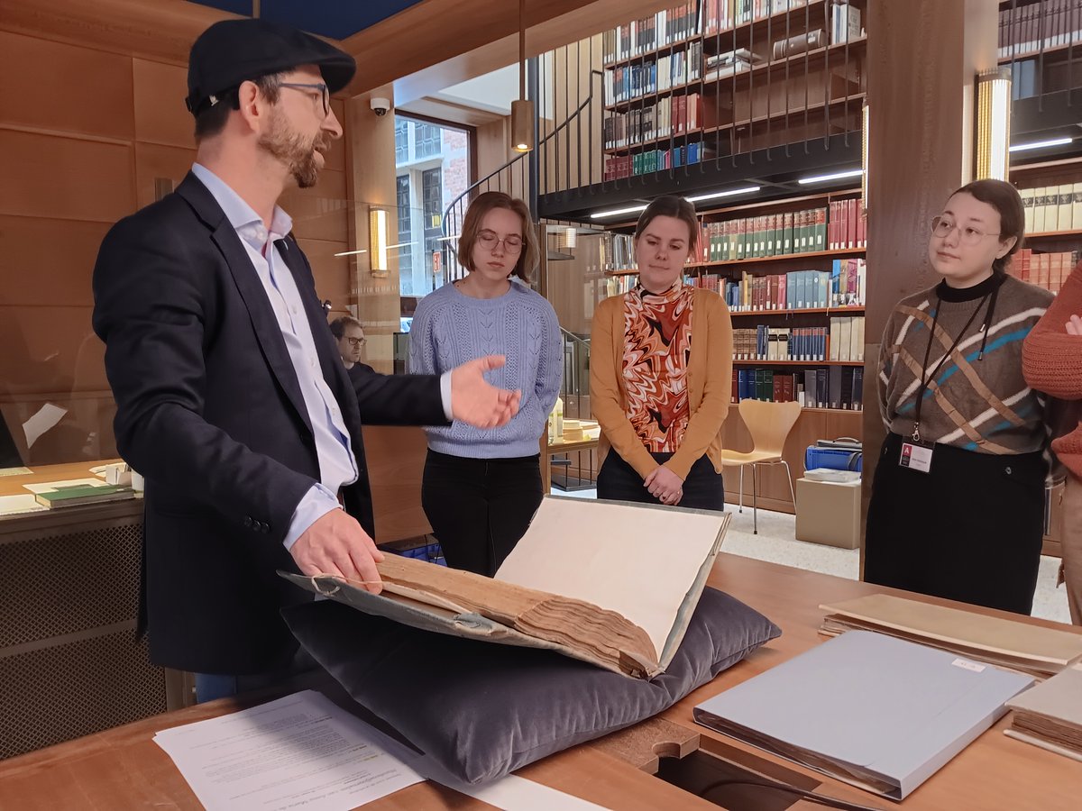 Last week, our students visited @plantinmoretus as part of the 'Heritage Archivistics' course. It is just a small foretaste of the full programme of our 'Marjor Archivistics' that will start in the academic year 2024-2025. Check: uantwerpen.be/nl/studeren/aa…