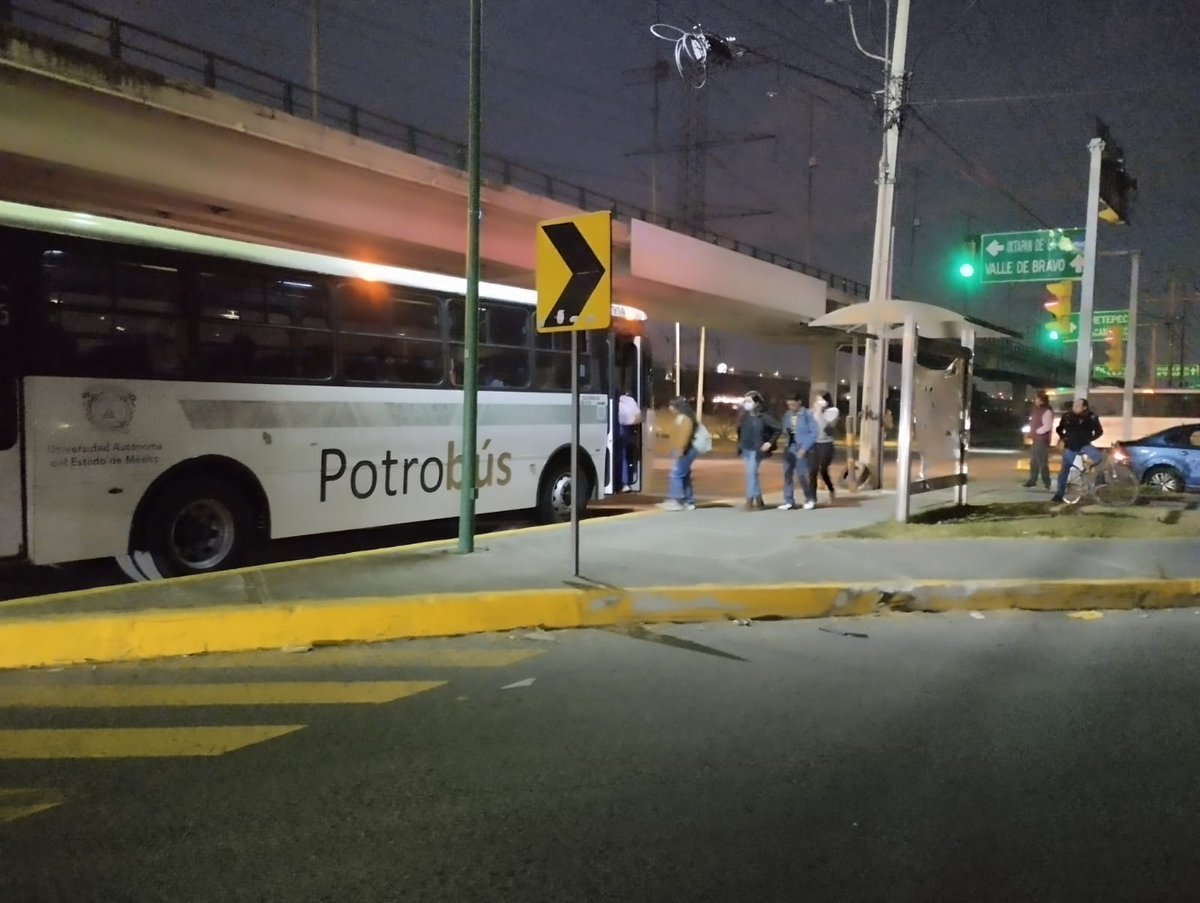 SanMateoAGob's tweet photo. 🚔 Para proteger la seguridad y el derecho a la #Educación de las y los estudiantes atenquenses, la Dir. de #SeguridadHumana y Orden Vial lleva a cabo el operativo matutino de vigilancia de los puntos de abordaje del #PotroBus de la @UAEM_MX y vehículos del #CUI, #CESU y #UTECI. https://t.co/CmswkK4SDI