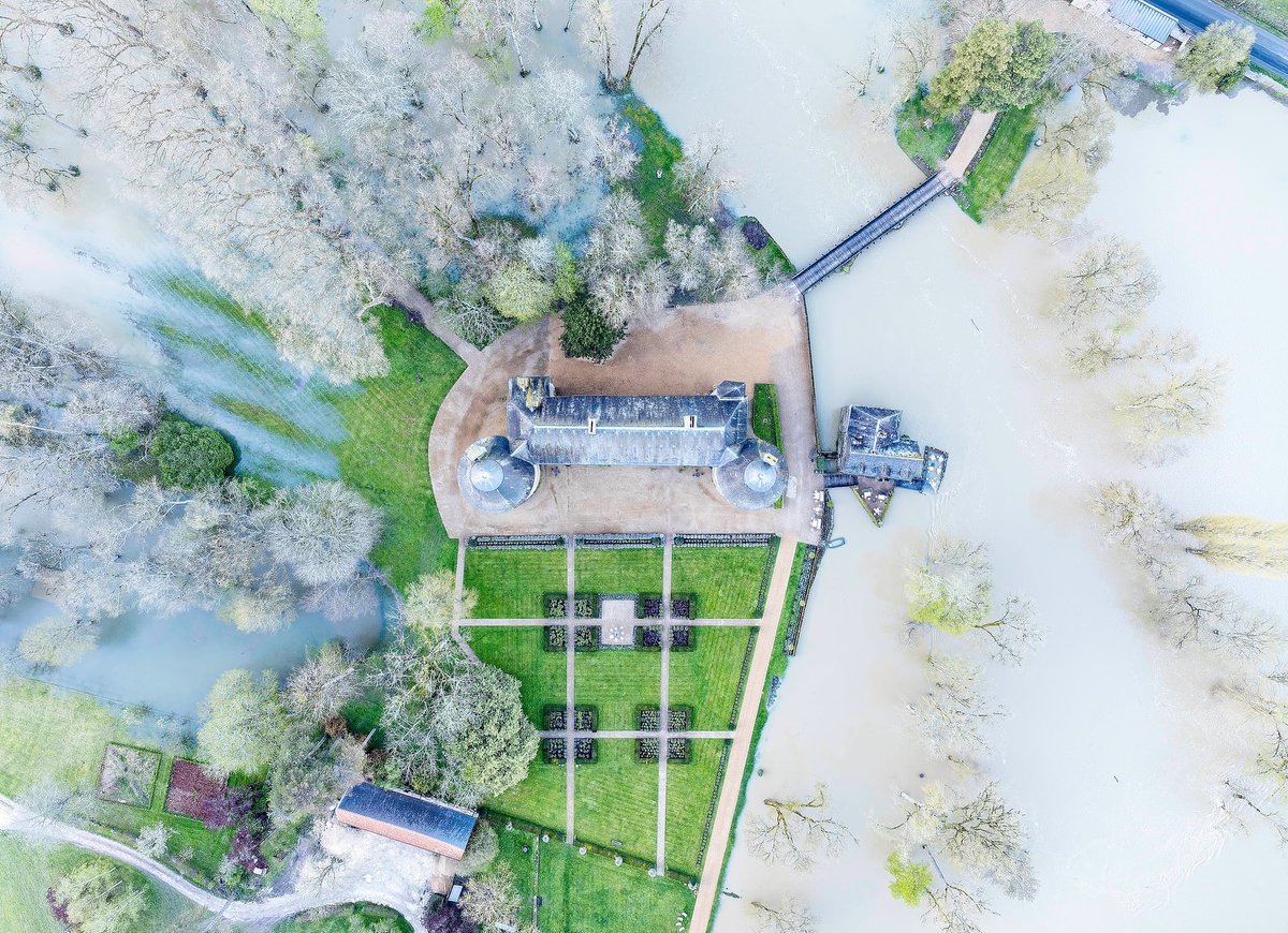 Le château de l'Islette, un véritable havre de paix en Touraine✨. Un lieu paisible au charme poétique, ce château est aussi connu pour être le berceau des amours de Camille Claudel et Auguste Rodin 🥰. Crédits📸© Château de l'Islette