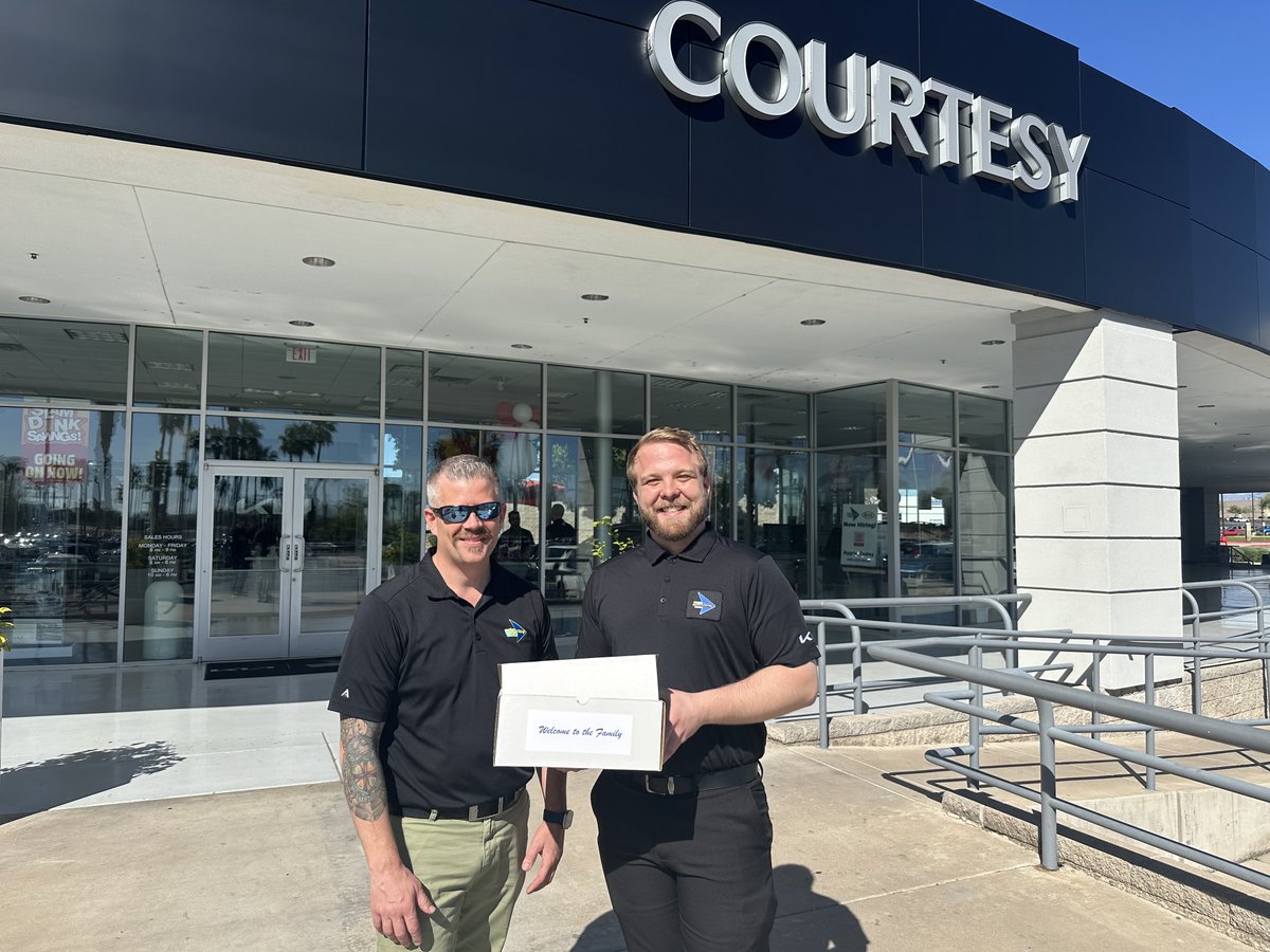Welcome to the Kia family Derrik. We are so excited to have you join our team! #Team #Welcome #CourtesyWay 🎉 💯