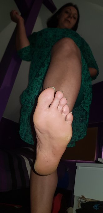 It s my birthday !!! Come make a kiss on my soles https://t.co/GVKiu8dgpZ