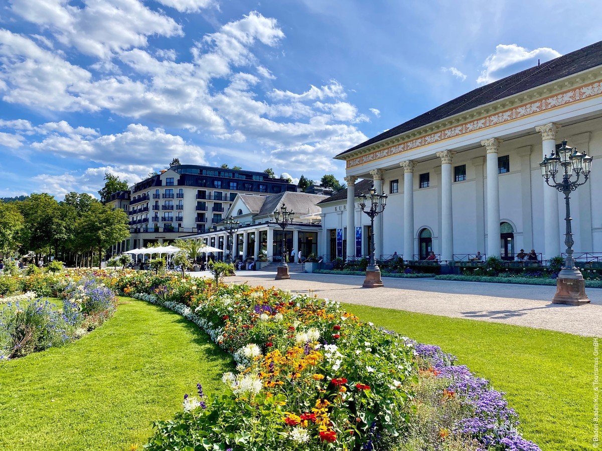 The beautiful Kurhaus is an architectural work of art and the heart of Baden-Baden. The best place to take a stroll is the adjoining spa garden. Especially beautiful in spring! If you're ever in Baden-Baden, don't miss out on a wellness visit to a historic thermal spa.