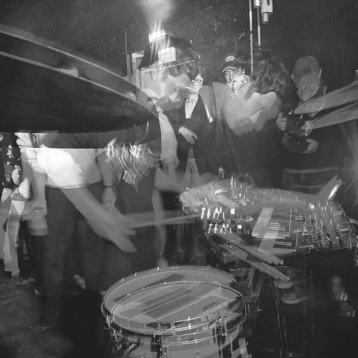 LA PLAYLIST DE HA KYOON 
Pour patienter jusqu'à son set de vendredi soir, HA KYOON nous dévoile sa playlist, sensible et radicale, qui fait le grand écart entre indus, ambiant et techno hardcore. 📻 #festival #superflux #Tours 
super-flux.com/actualites/la-…