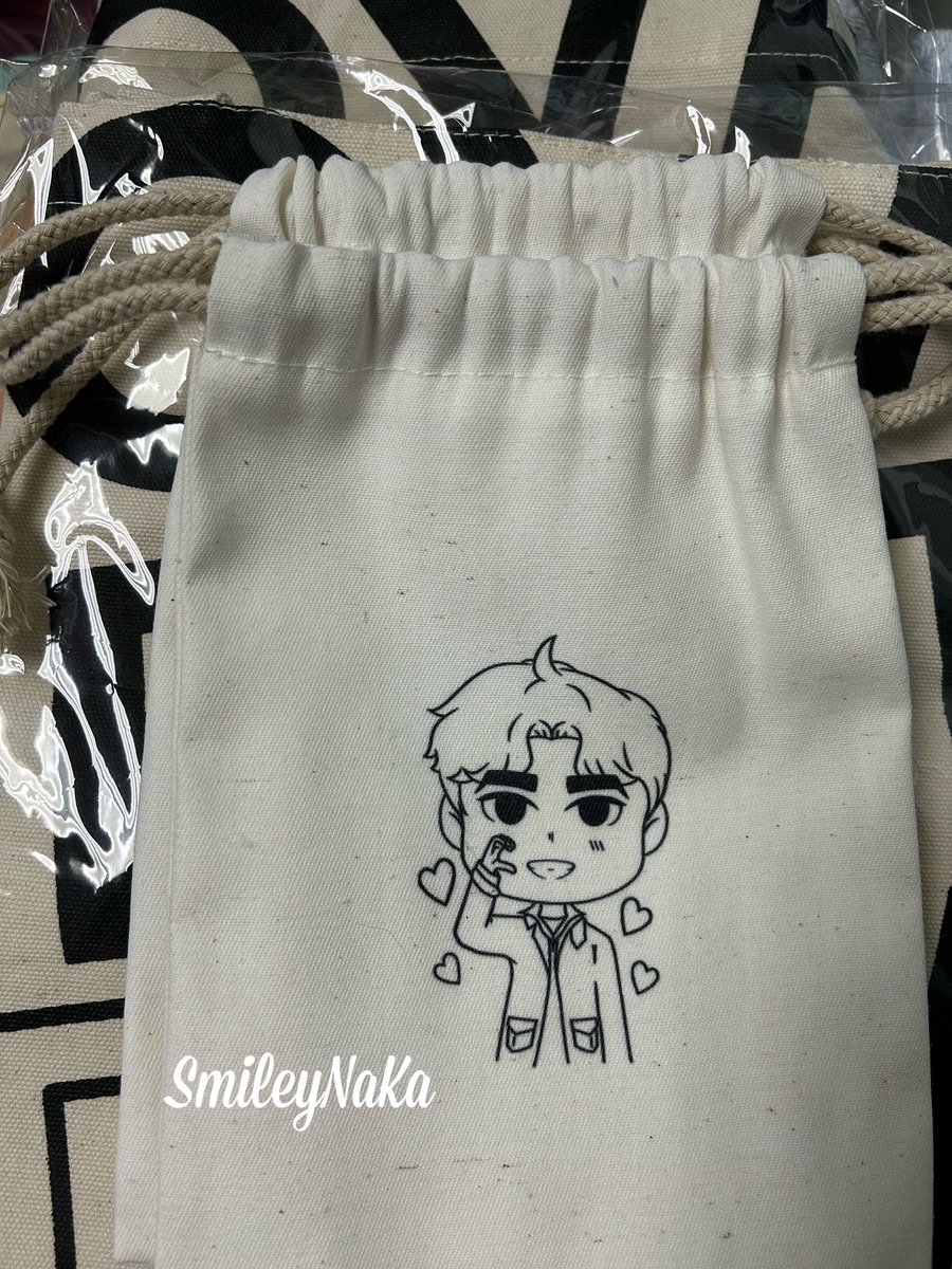 smiley_naka's tweet photo. @KAMOLIZofficial @MSuppasit เราโชคดีมากเลยว่าซื้อตอนแรกๆเลยแล้วเพิ่งซื้อเพิ่มไปเมื่อไม่นานนี้เอง ตอนนี้ของกลายเป็นแรไอเทมไปแล้ว การ์ดสวย สเปรย์ก็ใช้ดีมาก พรีเซ็นเตอร์ก็หล่อด้วยนะคะ 😍😍😊 @MSuppasit #MewSuppasit #มิวศุภศิษฏ์ #KAMOLIZ #คาโมลิส #mouthspray #KAMOLIZxMEW #เมาท์สเปรย์ของมิว https://t.co/Zq6r5XIQo2