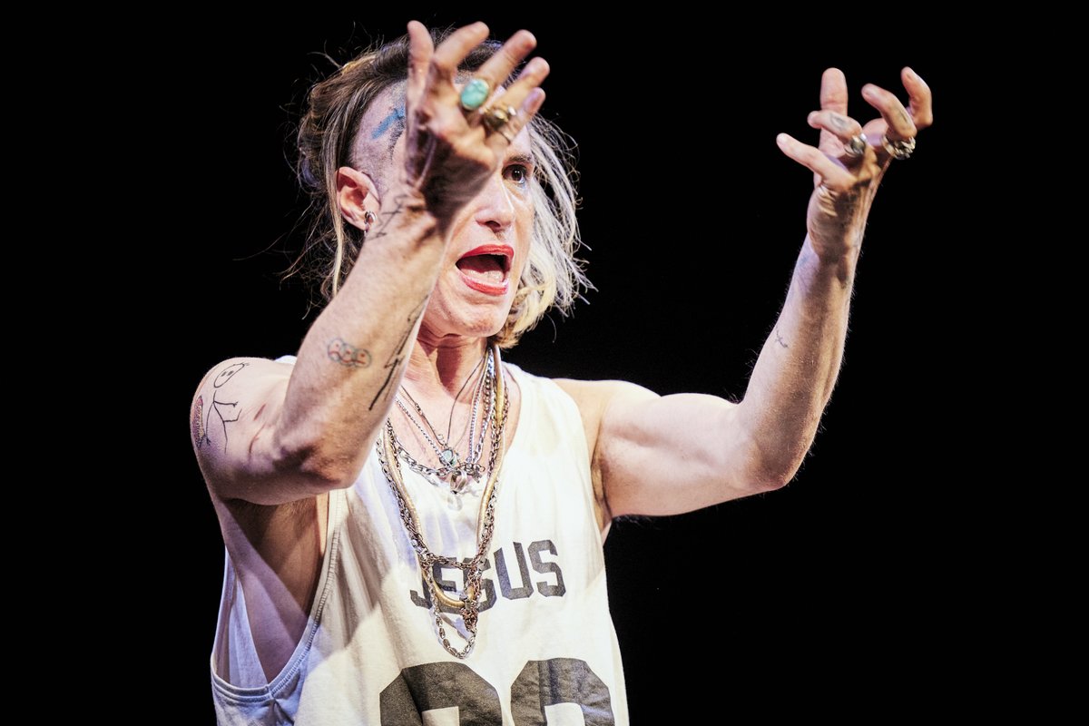 JE VIS DANS UNE MAISON QUI N'EXISTE PAS
Du 11 au 16 avril 
Ecrit, mis en scène et joué par Laurène Marx 
Un texte entre naïveté d’un conte enfantin et brutalité pragmatique d’une prose directe et crue.
👉🏻theatre-ouvert.com/spectacle/je-v…

©C. Raynaud de Lage
#laurenemarx #theatreouvert