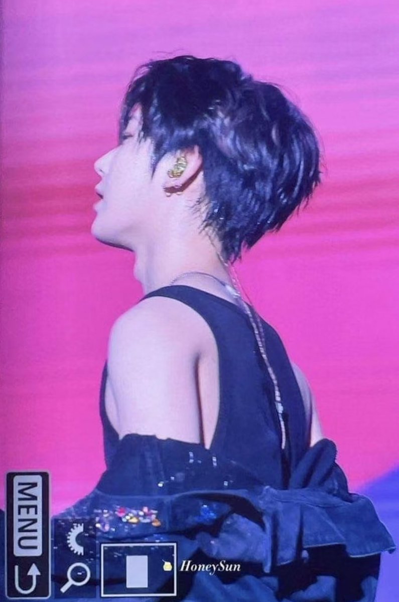 uwonnoo's tweet photo. literally gonna piss myself bro sunoo has one of the most attractive adam’s apple in history EVER https://t.co/KymsjWUnaR