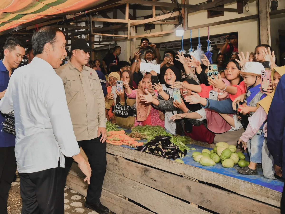 Lega dan optimistis melihat harga bahan pokok yang stabil dan stok beras yang mencukupi di sini. Interaksi hangat dengan pedagang serta masyarakat juga meningkatkan semangat. Semoga kesejahteraan rakyat senantiasa terjaga.

***
Foto: Rusman - Biro Pers Sekretariat Presiden