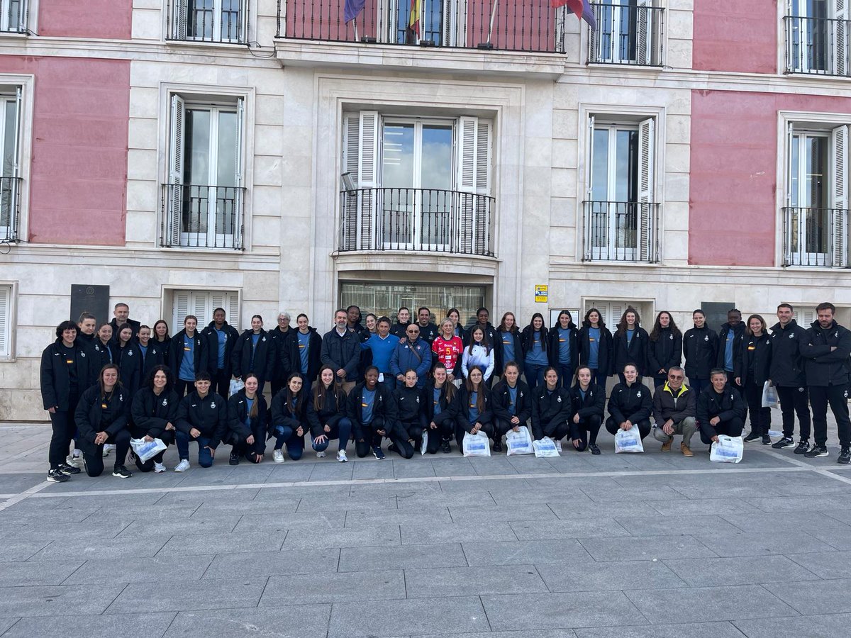 👏🇪🇸 María José Martínez de la Fuente, alcaldesa de Aranjuez, ha recibido a nuestras #GuerrerasJúnior y #GuerrerasJuveniles antes de que pusieran rumbo a Hungría 🇭🇺 para seguir preparando sus respectivos mundiales

🤩 ¡Gracias por acogernos estos días! 

#FollowTheFuture