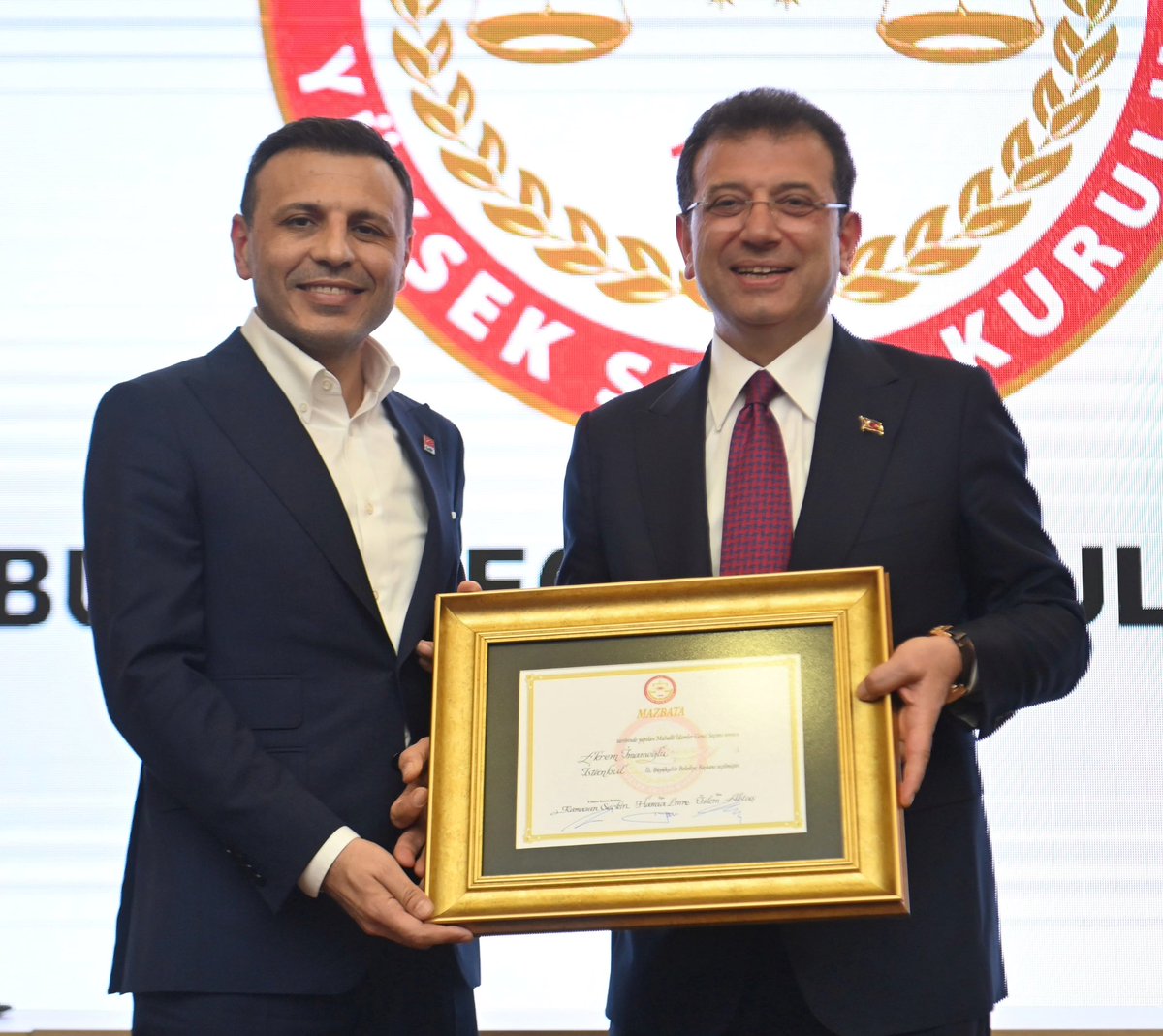 İBB Başkanımız Ekrem İmamoğlu ile İstanbul'da yeni hedefler, yeni başarılar için tam yol ileri gidiyoruz.

Bugün 16 milyon İstanbullu için mazbatayı hep birlikte teslim aldık. Hayırlı uğurlu olsun.