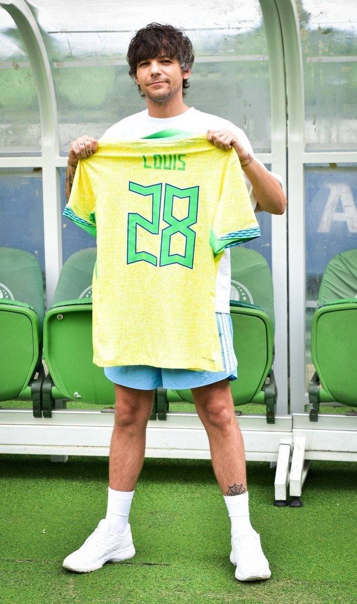 Louis holding his Brazilian jersey yesterday at Allianz Parque in Brazil.