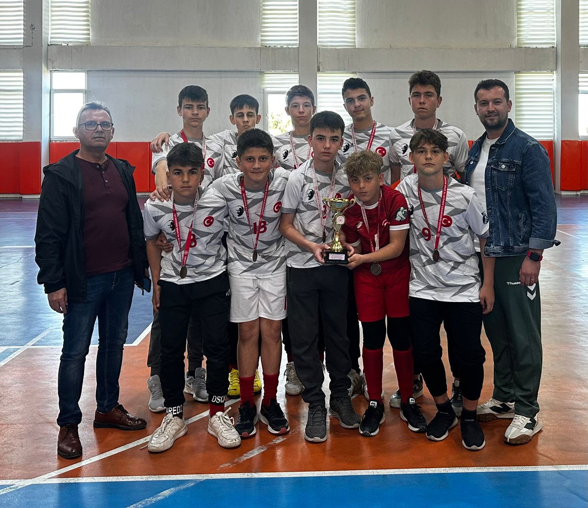 Aliço Pehlivan Ortaokulu (@alicoortaokulu) on Twitter photo Aliço Pehlivan Ortaokulu yıldız kız Futsal takımımız sezonu il ikincisi, Erkek Futsal takımımız da il üçüncüsü olarak tamamlamıştır. Emeği geçen herkesi tebrik ediyoruz. <a href="/Edirne_MEM/">Edirne İl Millî Eğitim Müdürlüğü</a> <a href="/Dr_Onderarpaci/">Dr. Önder ARPACI</a> <a href="/ipsalailcemem/">İpsala İlçe MEM</a> <a href="/smehmetengin/">Salih Mehmet ENGİN</a> <a href="/AlicoIlkokulu/">Aliço Pehlivan İlkokulu</a> Aliço Pehlivan Ortaokulu yıldız kız Futsal takımımız sezonu il ikincisi, Erkek Futsal takımımız da il üçüncüsü olarak tamamlamıştır. Emeği geçen herkesi tebrik ediyoruz. <a href="/Edirne_MEM/">Edirne İl Millî Eğitim Müdürlüğü</a> <a href="/Dr_Onderarpaci/">Dr. Önder ARPACI</a> <a href="/ipsalailcemem/">İpsala İlçe MEM</a> <a href="/smehmetengin/">Salih Mehmet ENGİN</a> <a href="/AlicoIlkokulu/">Aliço Pehlivan İlkokulu</a>