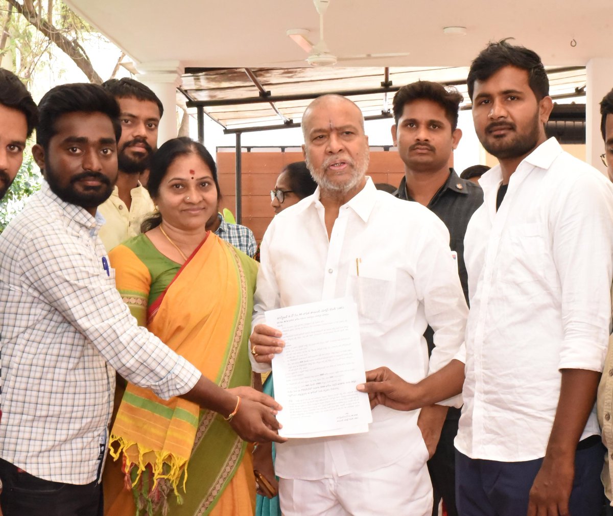 HARIGOU75359768's tweet photo. @DamodarCilarapu @IndiraShoban రాష్ట్ర ప్రభుత్వం GO-46 పై వేసిన క్యాబినెట్ సబ్ కమిటీ చైర్మన్ దామోదర రాజనర్సింహంగారిని ఈరోజు కలిసి మాకు తొందరగా న్యాయం చేయగలరని విజ్ఞప్తి చేశాం దీనికి ఇందిరా శోభన్ మేడం గారు సహకరించారు. కోర్టులో కేసు తొందరగా పరిష్కరిస్తామని హామీ ఇచ్చారు 🙏 https://t.co/4PFUnGg181