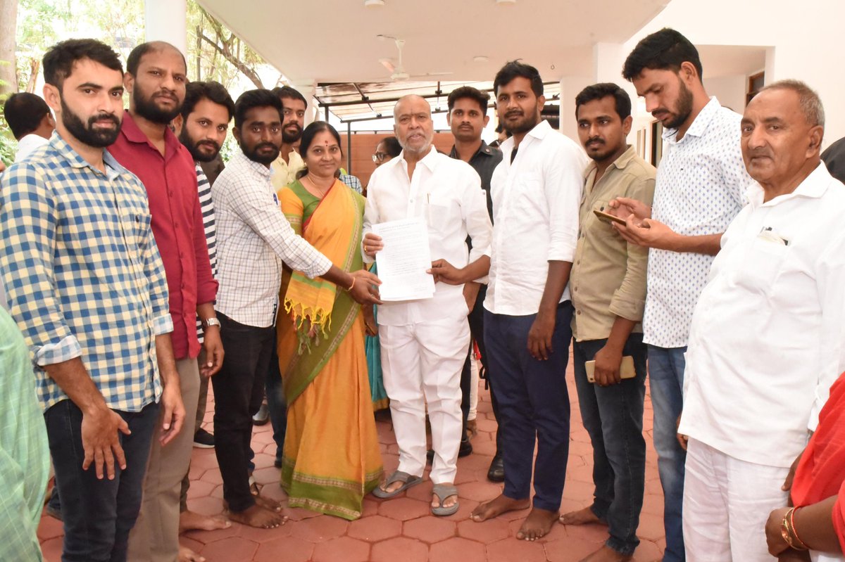 HARIGOU75359768's tweet photo. @DamodarCilarapu @IndiraShoban రాష్ట్ర ప్రభుత్వం GO-46 పై వేసిన క్యాబినెట్ సబ్ కమిటీ చైర్మన్ దామోదర రాజనర్సింహంగారిని ఈరోజు కలిసి మాకు తొందరగా న్యాయం చేయగలరని విజ్ఞప్తి చేశాం దీనికి ఇందిరా శోభన్ మేడం గారు సహకరించారు. కోర్టులో కేసు తొందరగా పరిష్కరిస్తామని హామీ ఇచ్చారు 🙏 https://t.co/4PFUnGg181