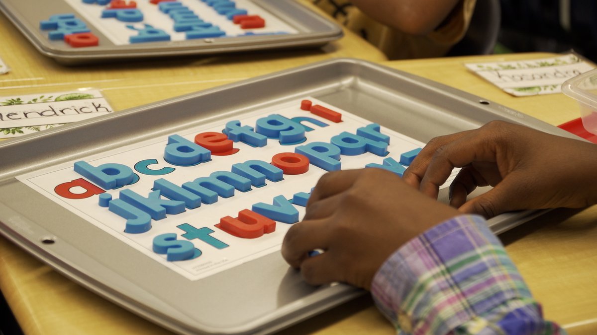 DuvalSchools's tweet photo. Reading's secret? Understanding! 🌈 Dr. Brandie Berry from #TeamDuval shares how learning words and their meanings transforms student learning. 📚✨

Explore our reading strategies here: https://t.co/NBbB4IrhZe

#ReadingSkills #EmpowerLearning #EducationForAll https://t.co/sTfL0dqwcg