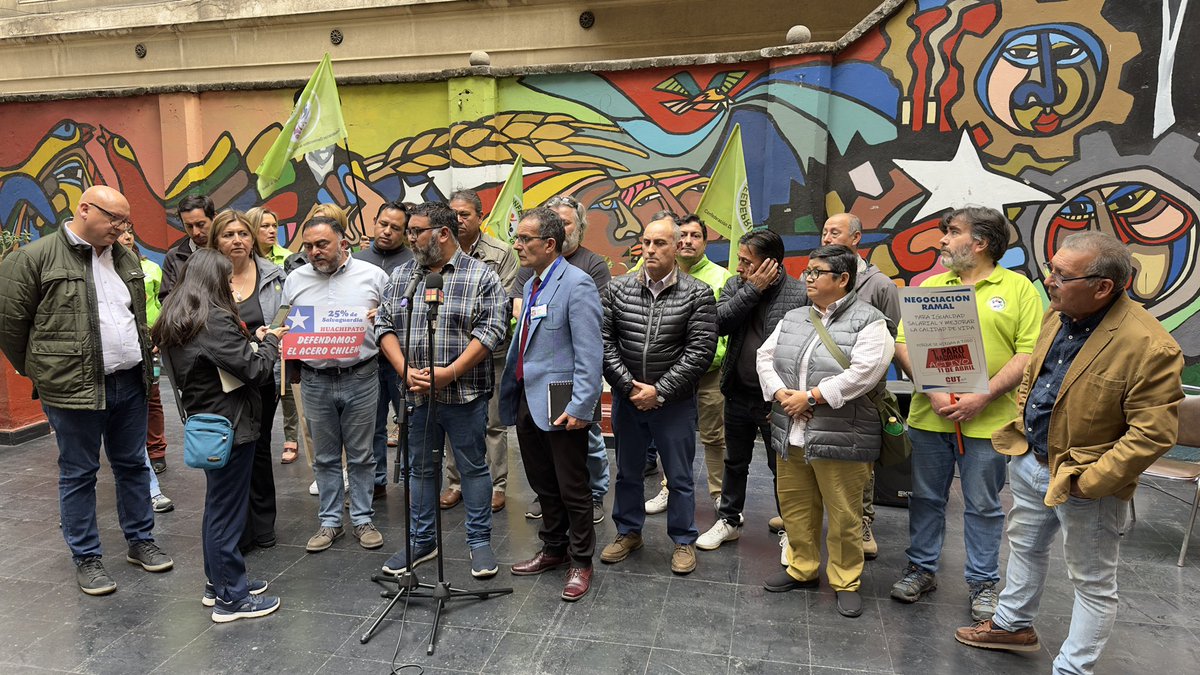 🔴 En punto de prensa tras la reunión con la Mesa por la Defensa del Empleo y la Industria Regional de #Huachipato ✊ Luego vamos a entregar una carta a La Moneda con varias demandas en torno a la protección del empleo.
