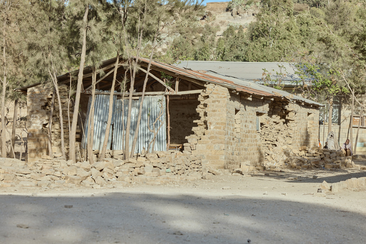 Over 1,800 schools have reopened in #Tigray since the conflict, our partner tells us, but they are in ruins & children are starving. Our school feeding programmes are a lifeline where the ongoing drought leaves the communities land barren. Learn more: bit.ly/3PO5uNU