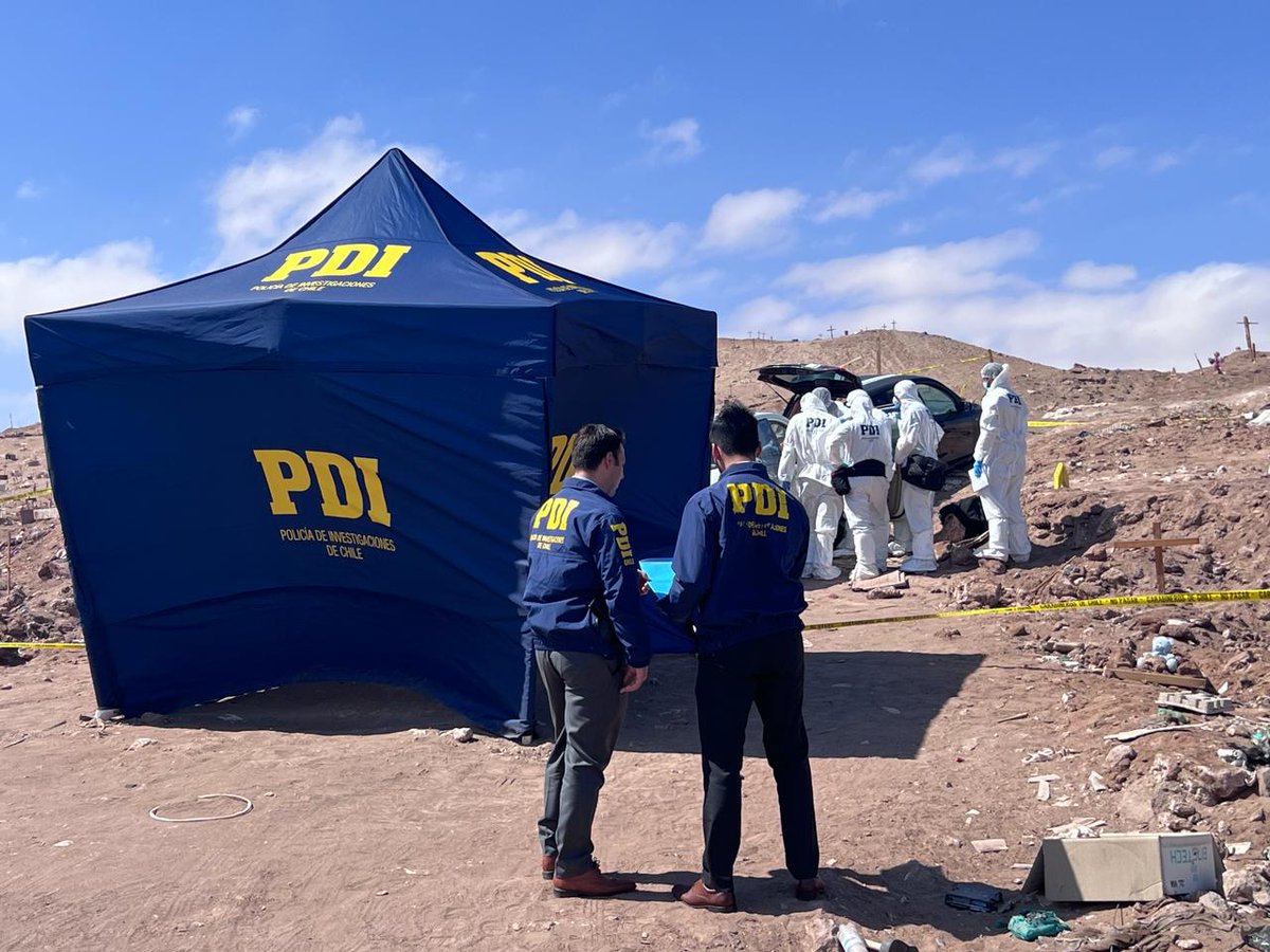 PDI_Tarapaca's tweet photo. AHORA: Brigada de Homicidios #Iquique junto a Equipo ECOH de la @FiscaliaIRegion investigan el homicidio de 3 personas halladas al interior de un vehículo en cercanías del cementerio de animales de #AltoHospicio 
#Tarapaca https://t.co/3HTRHXieQn