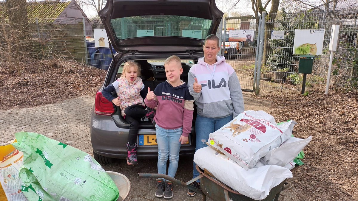DCAchterhoek's tweet photo. Een fantastisch donatie van Huisdier&Jij en Sascha Diertotaal ๐ป
Enorm bedankt!
#samenvoordieren #dankbaar #groothart https://t.co/n2qfI1QW3V
