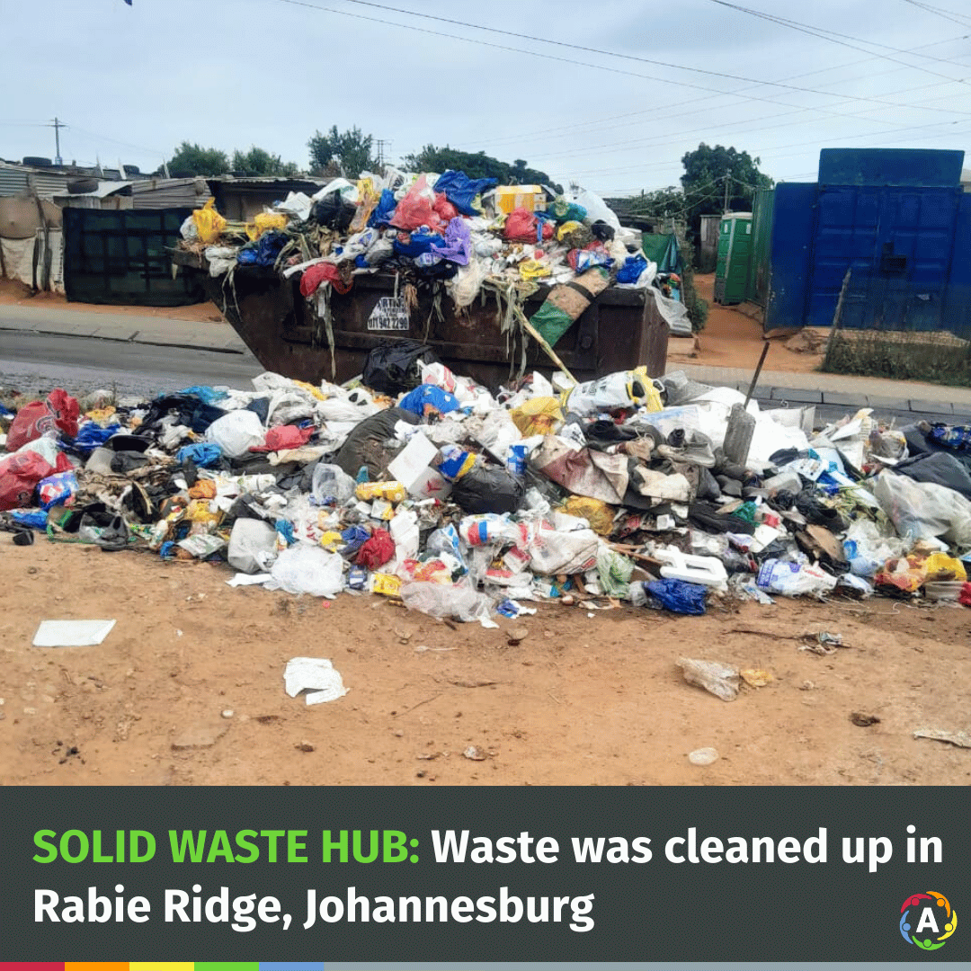 Waste was finally collected in two community skip bins in Rabie Ridge, @CiyofJoburg thanks to #Asivikelane Community Facilitators engaging with @CleanerJoburg  to clean them. @Planact_NGO @1to1_AoE