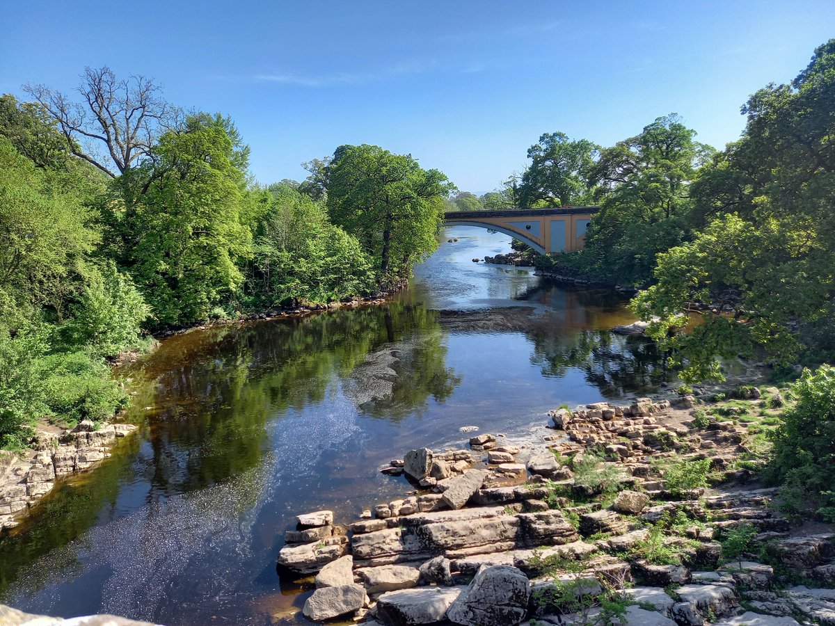 Nothing says spring like a fabulous mini break surrounded by the stunning scenery of Kirkby Lonsdale! 🌷🌱 Book your stay with us here > bit.ly/3xeU4MQ