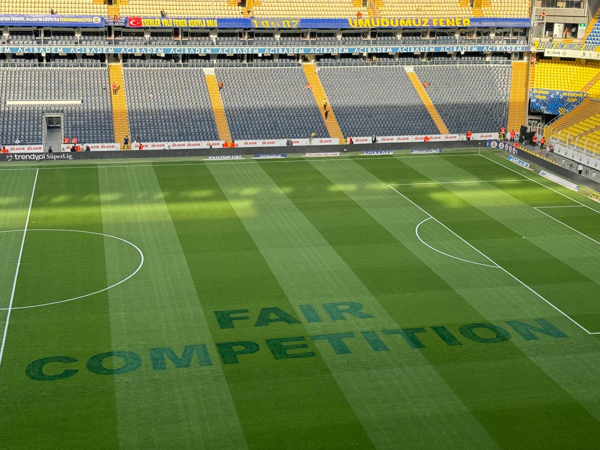 📸 Fenerbahçe Ülker Stadyumu'nun çimlerine Türkçe ve İngilizce 'Adil Rekabet' yazıldı.