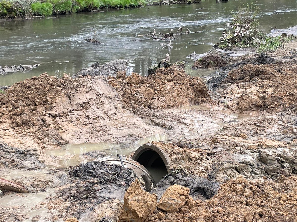 ⚠️ In een rioolpersleiding in de buurt van Schinnen is op woensdagochtend 3 april een breuk ontstaan. Daarbij is rioolwater in de Geleenbeek gestroomd. Daarom geldt: blijf weg bij de Geleenbeek. @waterinlimburg werkt aan de reparatie. Lees verder via 👇. sittard-geleen.nl/actueel/Home/N…