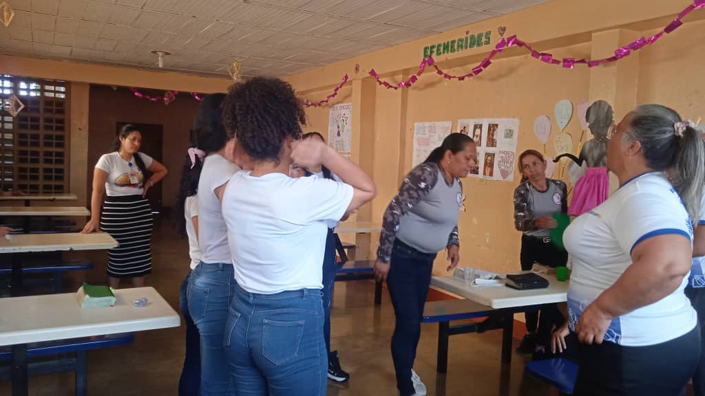 #03marzo 

Desde el Centro Socioeducativo Barquisimeto, las adolescentes recibieron la visita de la Iglesia Cristiana Evangélica Aguas en el Desierto, quienes a través de lecturas bíblicas y oraciones fomentaron los valores espirituales en cada una de ellas...