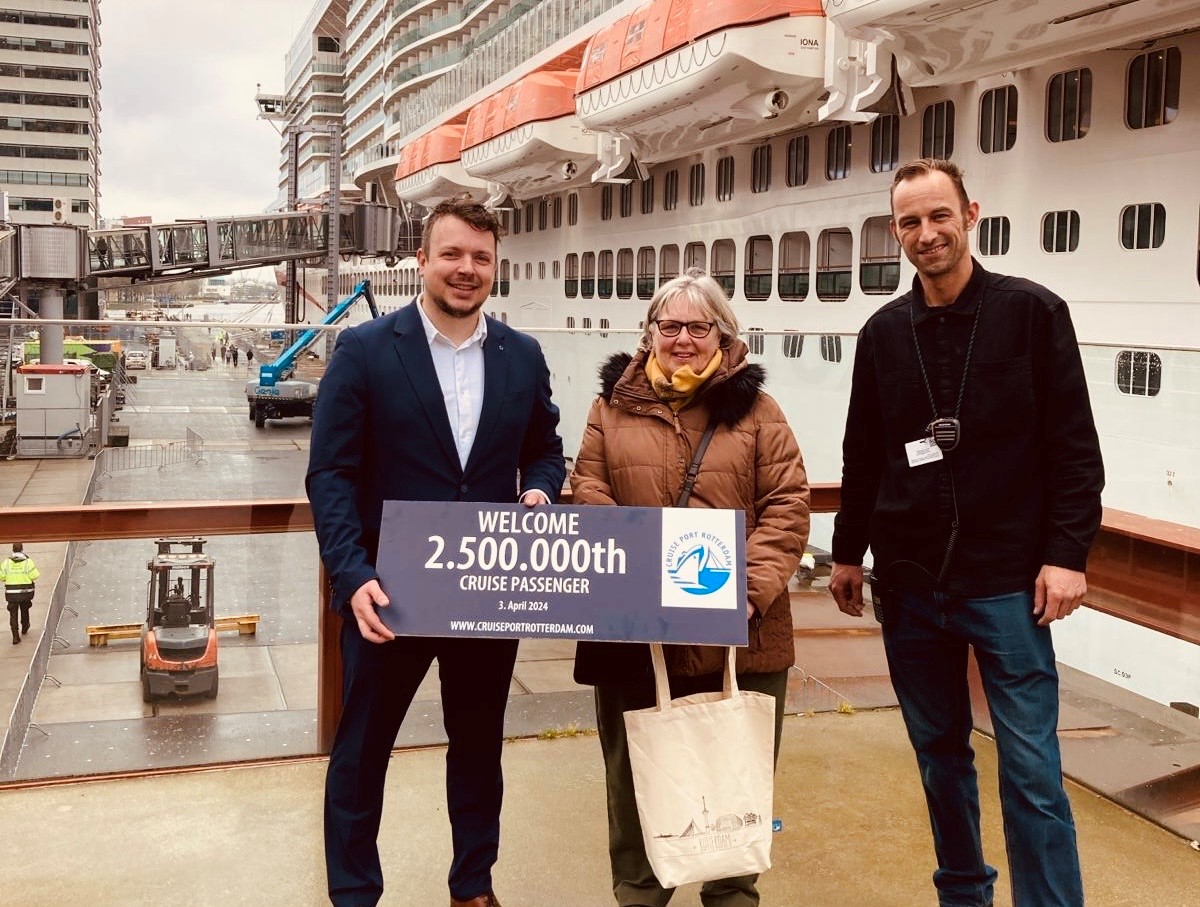 Vandaag heeft Cruise Port Rotterdam tijdens het bezoek van ms Iona (P&O Cruises) haar 2.500.000ste cruise passagier verwelkomd. Het is mevrouw Fotheringham, die net op weg was om centrum Rotterdam en de Markthal te gaan bezoeken... Méér info op Fb!