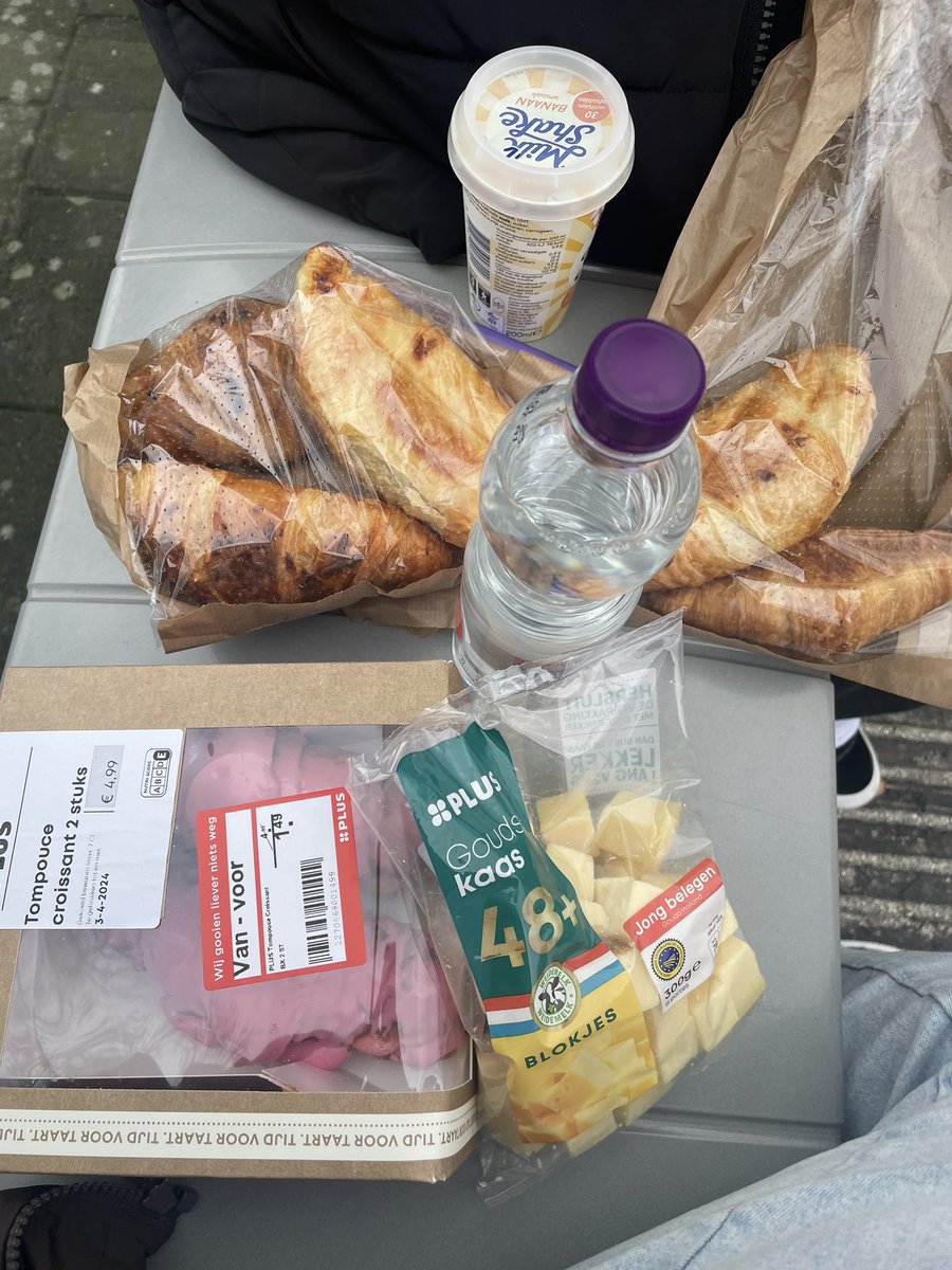 muminstarvs's tweet photo. look at what my fatass pig best friend bought..how do people life like this no shade https://t.co/JYL03Sl49x