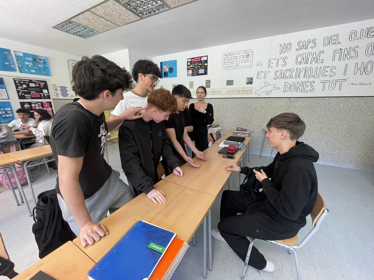 A Economia de 1r de Batx hem experimentat diferents mètodes de distribució de recursos escassos (sorteig, mercat, planificació) i hem debatut sobre els temes que hem estudiat al llarg del curs. Gràcies <a href="/InstitutOstrom/">Institut Ostrom</a>, super interessant!
<a href="/INS_Vilamajor/">Institut Vilamajor</a>