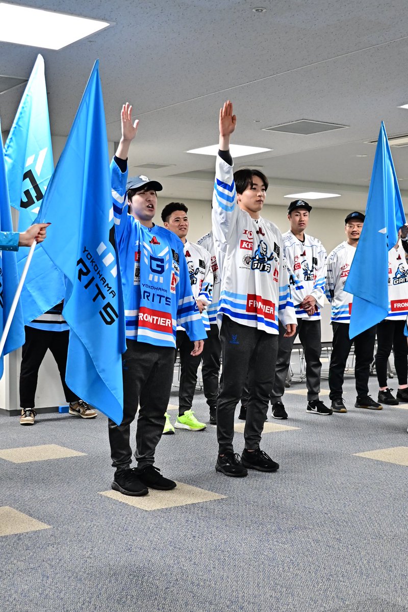 changjiminho's tweet photo. GRITS TOPAZ💎のみなさんのパフォーマンスから、TOPAZ💎のみなさんに囲まれて厳かな選手宣誓😂😂
青チームキャプテン権平さん
白チームキャプテン務台さん https://t.co/MM4b2McxfV