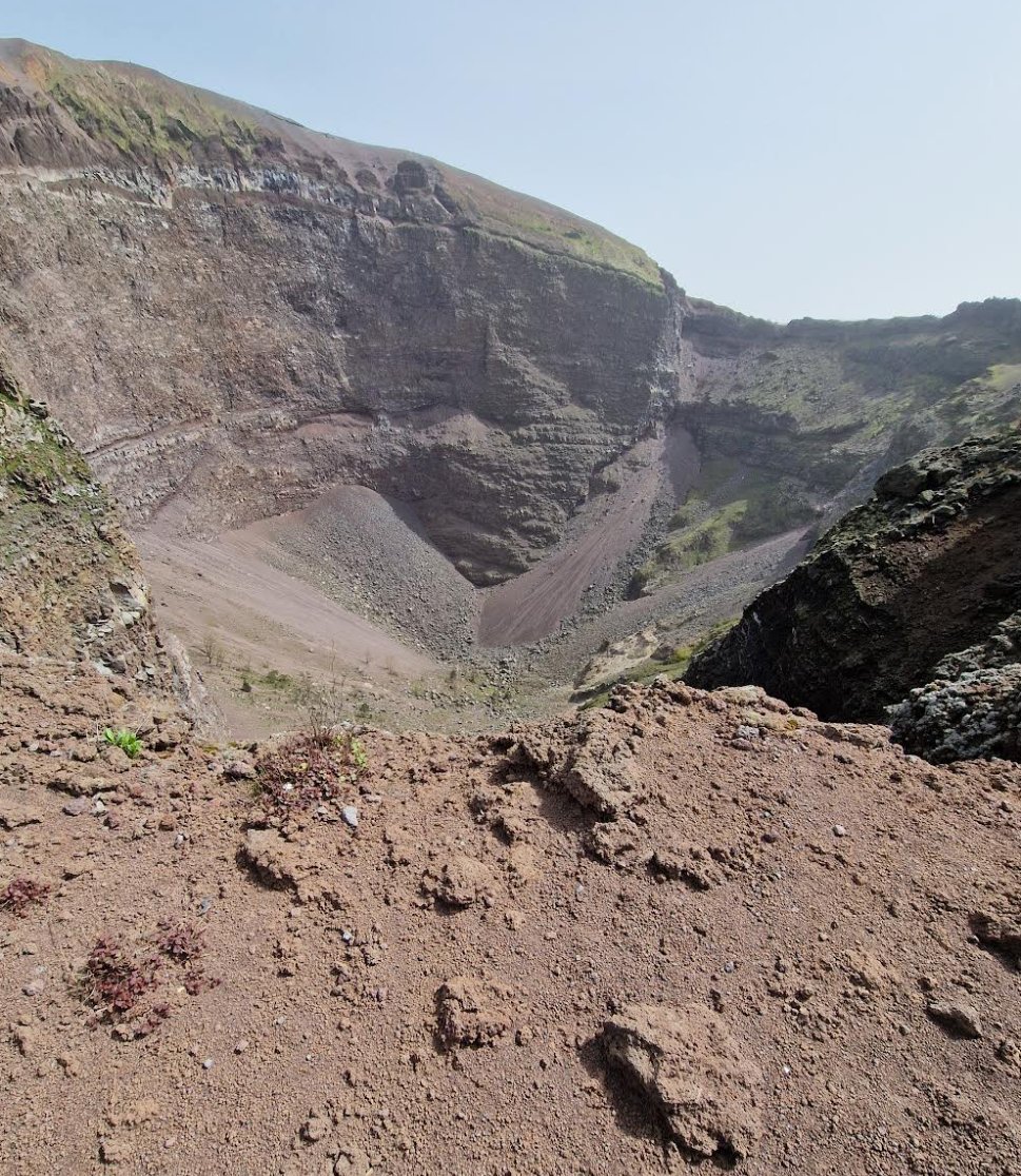 wilderntrips's tweet photo. Our wonderful historians have made it to the top of Mount Vesuvius! https://t.co/2oBFtabMpF