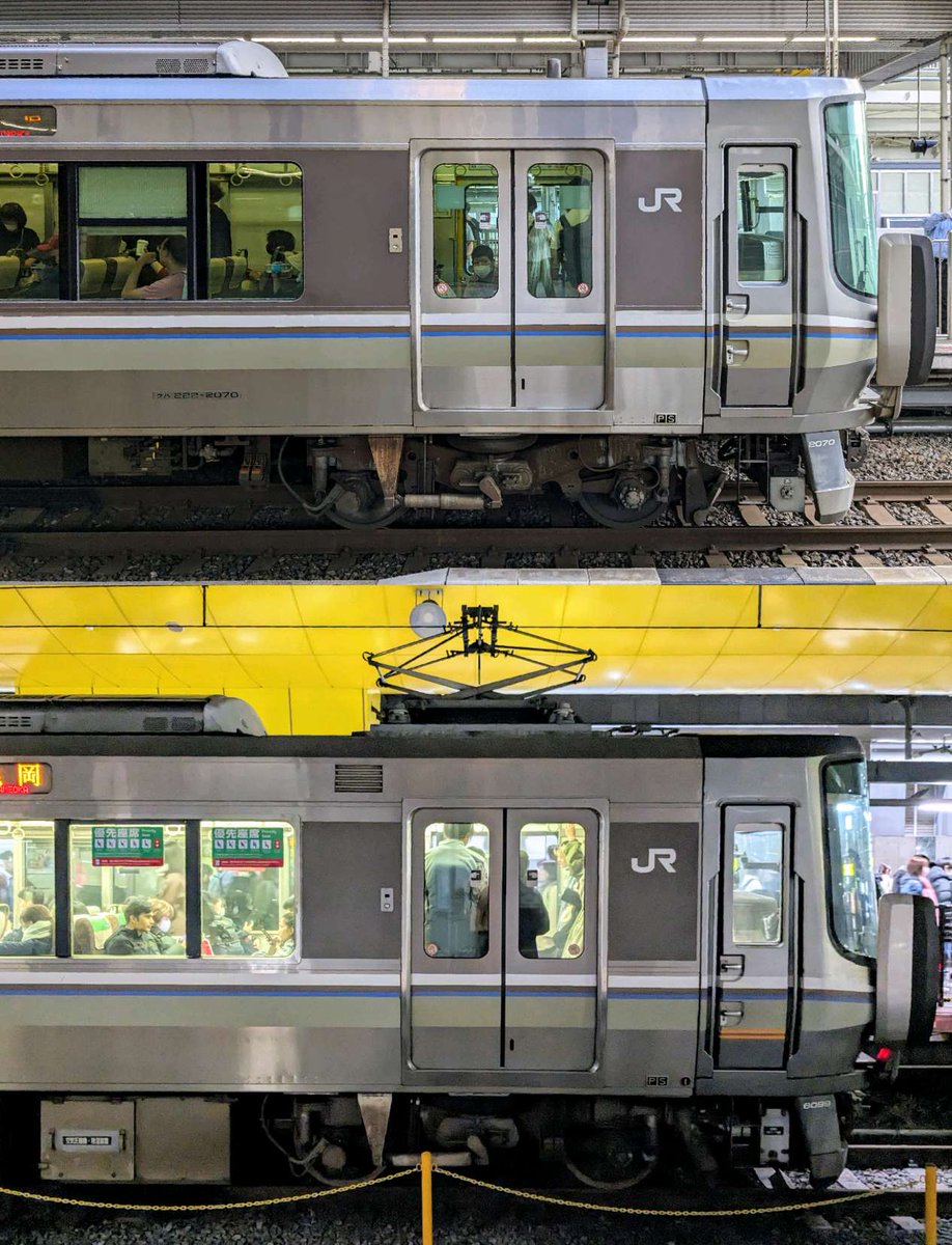 JR西日本223系2000番台 初期に登場した車両のほうが窓枠が目立たず窓