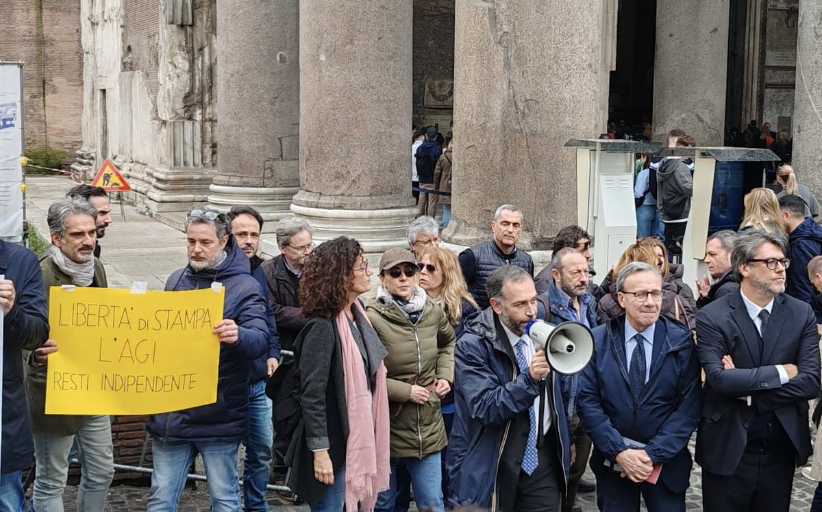 nomfup's tweet photo. Non basta la solidarietà con i giornalisti @Agenzia_Italia, ci vuole impegno attivo del Parlamento a difesa della professionalità dei redattori, del loro futuro, di quello della agenzia. Brutto non vedere un parlamentare uno della destra in piazza, coraggio e coscienza cercansi https://t.co/jXHeekOEWQ
