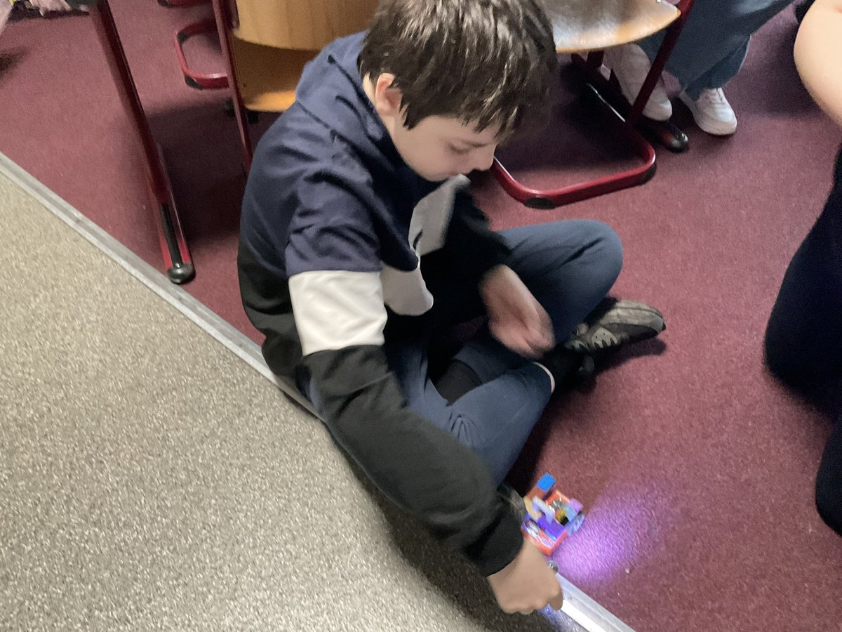 povey_kap's tweet photo. HUBB Easter Holiday Club - programming Edisons on laptops with #ComputerXplorers 😁 You can even control them with torches! Thanks @HUBBFoundation_ @StBartsTrust https://t.co/m96Ln4FSbM