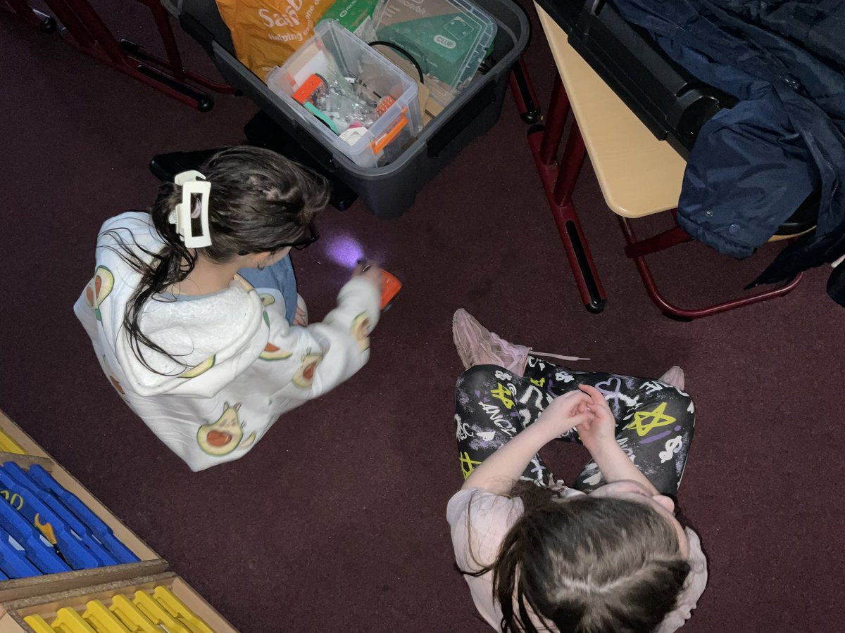 povey_kap's tweet photo. HUBB Easter Holiday Club - programming Edisons on laptops with #ComputerXplorers 😁 You can even control them with torches! Thanks @HUBBFoundation_ @StBartsTrust https://t.co/m96Ln4FSbM