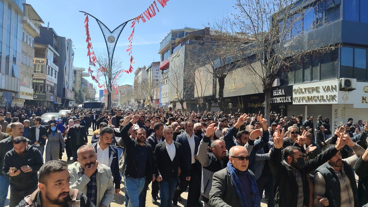 tvronahi's tweet photo. @tvronahi 
Li bajarê #Wanê yê Bakûrê Kurdistanê, piştî ku desthilatdariya AKP-MHP’ê xwest şaredariya ji aliyê DEM Partî ve hatiye qezençkirin desteser bike, gel rabû serhiladanê. 
Xwepêşandana gel îro jî didome. https://t.co/dQVcHktP7E