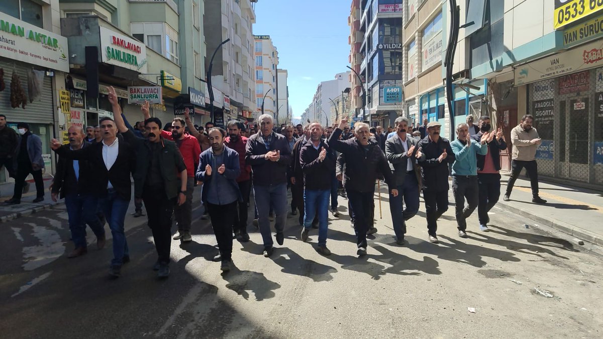 <a href="/tvronahi/">Ronahi tv</a> 
Li bajarê #Wanê yê Bakûrê Kurdistanê, piştî ku desthilatdariya AKP-MHP’ê xwest şaredariya ji aliyê DEM Partî ve hatiye qezençkirin desteser bike, gel rabû serhiladanê. 
Xwepêşandana gel îro jî didome.