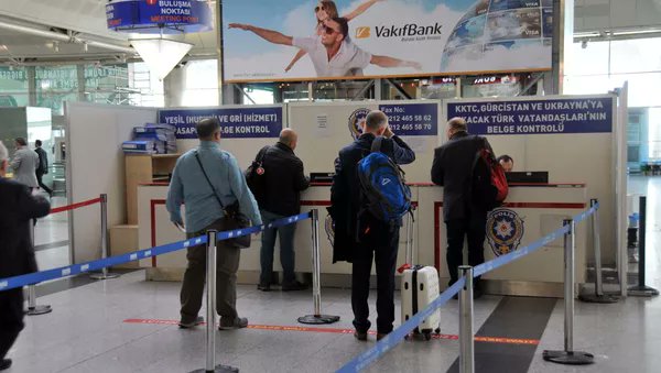 🚨 Türkiye'de Sınır Güvenliği Tedbirleri Artırıldı Türkiye'ye yabancıların girişinde sıkı önlemler alınmaya başlandı. Sınır polisinin yeni aldığı önlemler kapsamında risk grupları için yeni tedbirler alındı ve birçok kişi geri çevrilmeye başlandı.