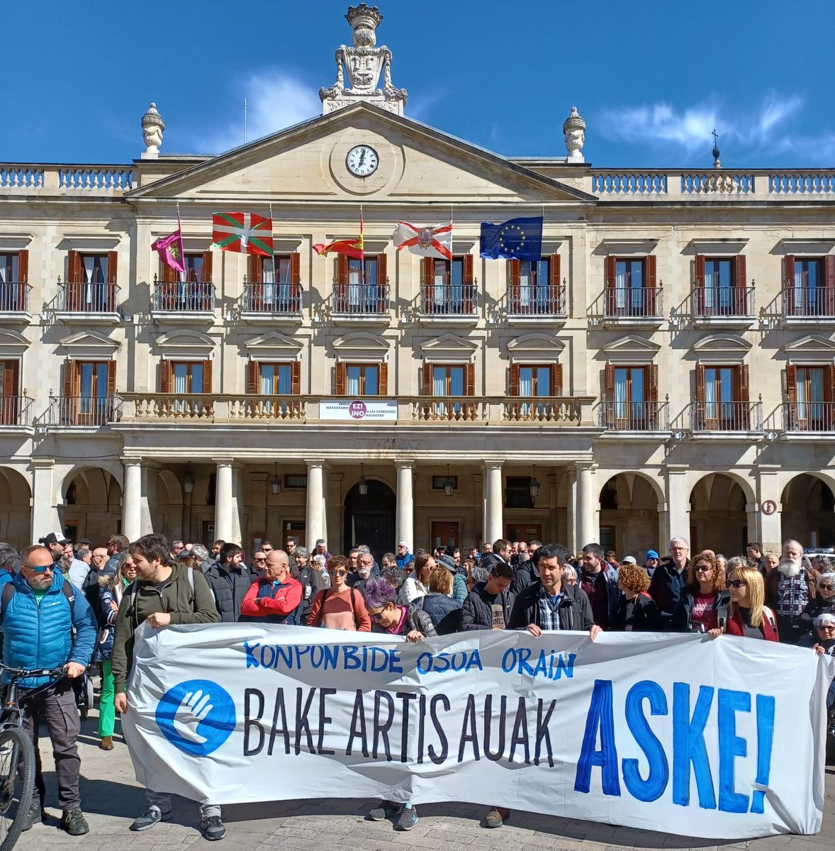 ealkartasuna's tweet photo. Luhusoko epaiketa salatu dugu hego Euskal Herriko hiriburuetan. Arratsaldean, 19etan, elkarretaratzeak Ipar Euskal Herriko hiriburuetako herriko etxeetan.

Txetx eta Beatrice askatu!
Bake artisauak aske!

#KonponbideOsoaOrain https://t.co/TLWm04EuEO