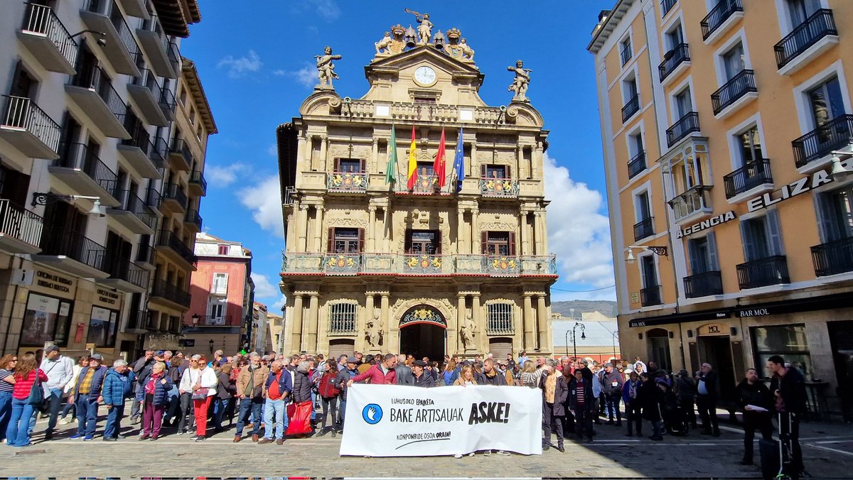 ealkartasuna's tweet photo. Luhusoko epaiketa salatu dugu hego Euskal Herriko hiriburuetan. Arratsaldean, 19etan, elkarretaratzeak Ipar Euskal Herriko hiriburuetako herriko etxeetan.

Txetx eta Beatrice askatu!
Bake artisauak aske!

#KonponbideOsoaOrain https://t.co/TLWm04EuEO