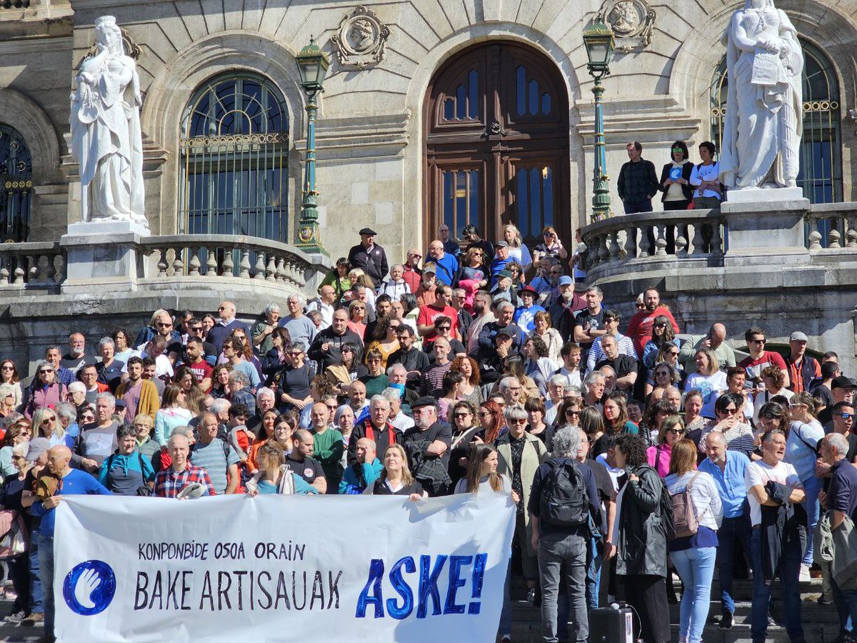 ealkartasuna's tweet photo. Luhusoko epaiketa salatu dugu hego Euskal Herriko hiriburuetan. Arratsaldean, 19etan, elkarretaratzeak Ipar Euskal Herriko hiriburuetako herriko etxeetan.

Txetx eta Beatrice askatu!
Bake artisauak aske!

#KonponbideOsoaOrain https://t.co/TLWm04EuEO