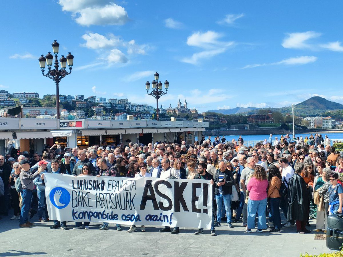 ealkartasuna's tweet photo. Luhusoko epaiketa salatu dugu hego Euskal Herriko hiriburuetan. Arratsaldean, 19etan, elkarretaratzeak Ipar Euskal Herriko hiriburuetako herriko etxeetan.

Txetx eta Beatrice askatu!
Bake artisauak aske!

#KonponbideOsoaOrain https://t.co/TLWm04EuEO
