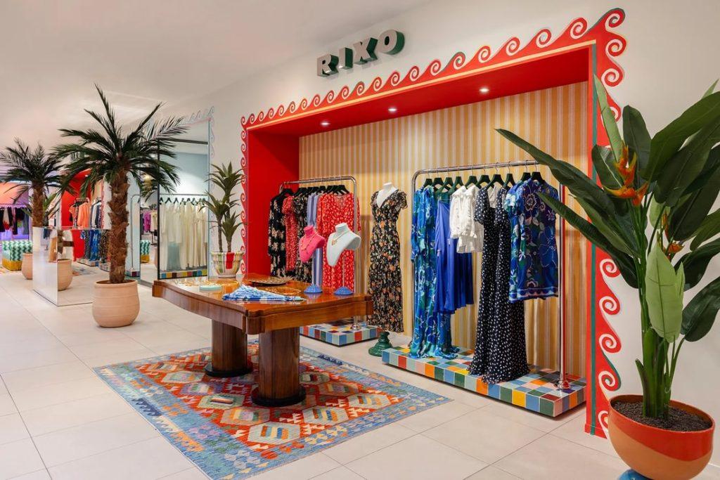 Drapers's tweet image. @rixo_london has opened a pop-up in luxury department store @Selfridges, London, the biggest space the womenswear brand has launched outside of its permanent stores. Check it out here. bit.ly/3J1HiDY

#fashion #rixo #retail #popup #selfridges