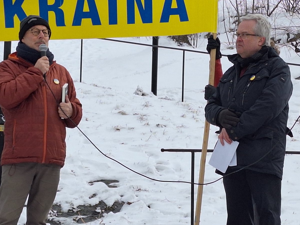 En av Årets FN-vänner, Lars Jederlund, talar med FN-förbundets @jenspetersson om sin nya bok ”Hela Europas krig” vid dagens manifestation för #Ukraina. #svpolitik @europarl_SV