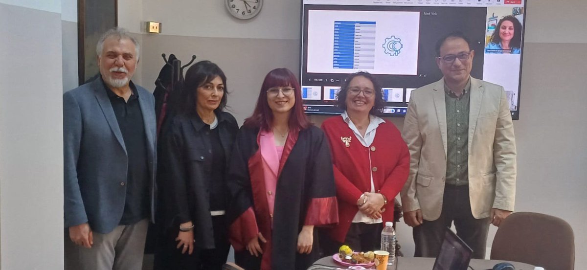 DilbilimB's tweet photo. Bölümümüz Arş. Gör.  Kübra Karaca,  Prof. Dr. Dilek Peçenek'in danışmanlığını yaptığı "İkinci Dil Olarak Türkçe Konuşurlarının Sözcük İşlemleme Süreçlerinde Anlambilim, Sözdizim ve Sözcük Sıklığı Etkisi” başlıklı doktora tezini başarıyla sunarak "doktor" unvanına kazanmıştır👏🥳 https://t.co/SjGKW33iZM