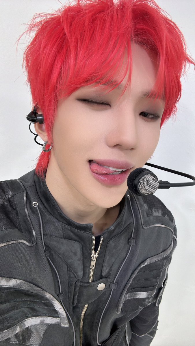 TNX_twt's tweet photo. 쇼챔에서 땡스를 향해 Fire❤️🔥

#천준혁 #JUNHYEOK https://t.co/wGbfajowcs