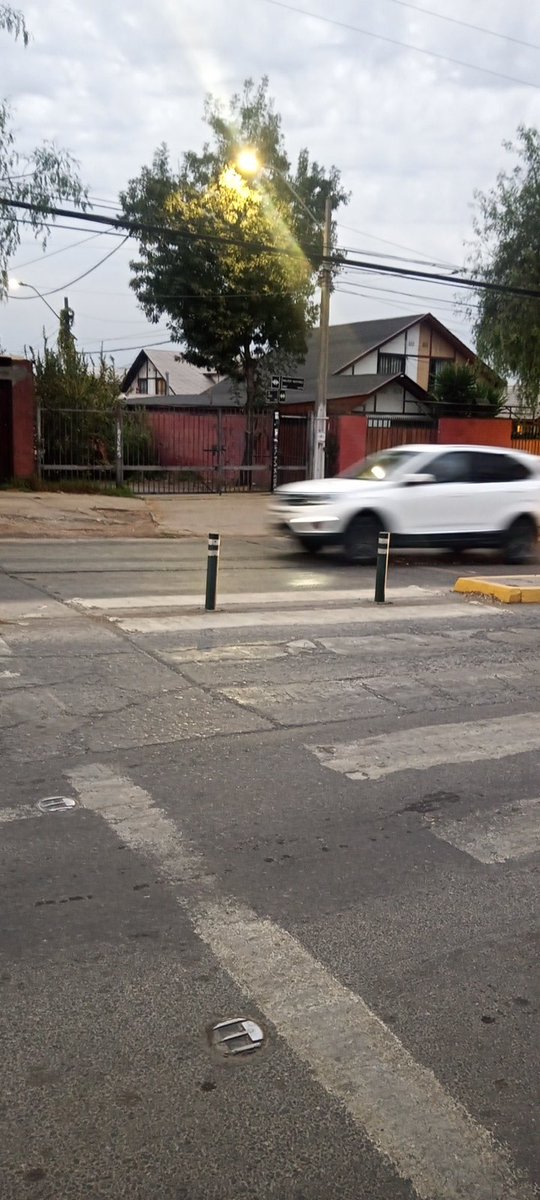 cotycalata's tweet photo. Urgente un buen paso peatones y con iluminación. Walker Martinez /Andalien. Un peligro. Cerca colegios y paradero. @MuniLaFlorida @rodolfocarter https://t.co/vWtTTnsHj7