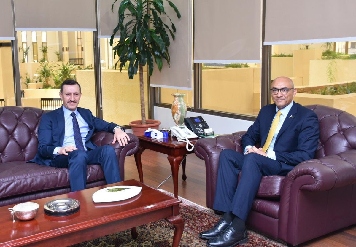 Ambassador Prof. Dr. @emrullahisler has paid a courtesy visit to H.E. @AmbFarooq, Ambassador of Pakistan in Riyadh. We thank H.E. for the warm welcome.